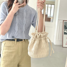 將圖片載入圖庫檢視器 Crinkle Bucket Bag