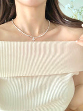 Load image into Gallery viewer, Smiley Pearl Necklace