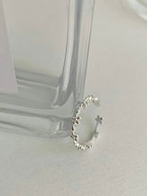 Load image into Gallery viewer, Mini Flower Ring