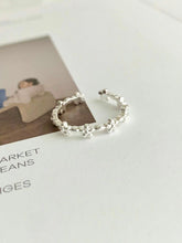 Load image into Gallery viewer, Mini Flower Ring