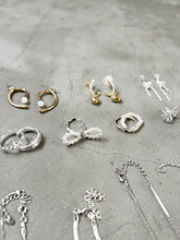 Load image into Gallery viewer, Pearl Ribbon Ring