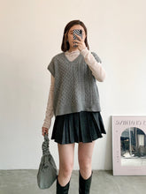 Load image into Gallery viewer, Wool50 Knit Vest