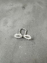 Load image into Gallery viewer, Pearl Ribbon Ring