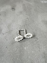Load image into Gallery viewer, Pearl Ribbon Ring