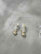 Load image into Gallery viewer, Vintage Pearl Heart Earrings