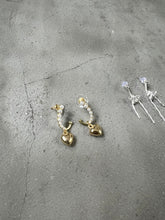 Load image into Gallery viewer, Vintage Pearl Heart Earrings