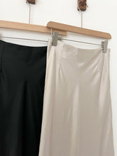 將圖片載入圖庫檢視器 Satin Midi Skirt