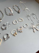 Load image into Gallery viewer, Uneven Pearl Chain Bracelet