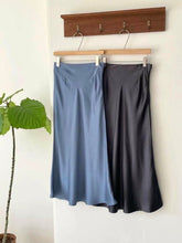 將圖片載入圖庫檢視器 Satin Midi Skirt