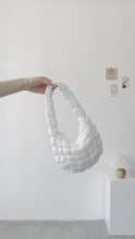 將影片載入圖庫檢視器並播放,Bubble Shoulder Bag