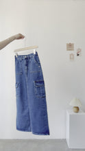 將影片載入圖庫檢視器並播放,Pocket Denim Slit Skirt
