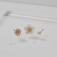 Load image into Gallery viewer, Flower Set Earrings

