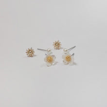 Load image into Gallery viewer, Flower Set Earrings
