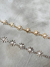 Load image into Gallery viewer, Daisy Pearl Bracelet