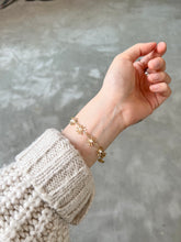 Load image into Gallery viewer, Daisy Pearl Bracelet
