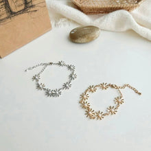 Load image into Gallery viewer, Daisy Pearl Bracelet