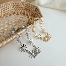 Load image into Gallery viewer, Daisy Pearl Bracelet