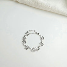 Load image into Gallery viewer, Daisy Pearl Bracelet