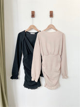 將圖片載入圖庫檢視器 V-neck Ruffle Dress