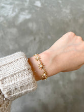 Load image into Gallery viewer, Daisy Pearl Bracelet
