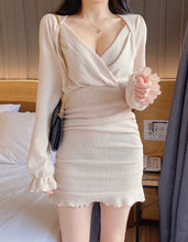 將圖片載入圖庫檢視器 V-neck Ruffle Dress