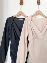 將圖片載入圖庫檢視器 V-neck Ruffle Dress