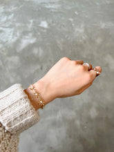 Load image into Gallery viewer, Daisy Pearl Bracelet