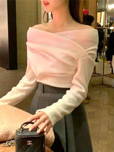 將圖片載入圖庫檢視器 Winter Cross Shoulder Top
