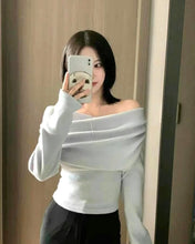 將圖片載入圖庫檢視器 Winter Cross Shoulder Top
