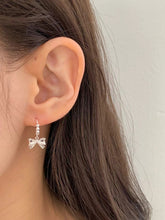 Load image into Gallery viewer, Ribbon Circle Earrings
