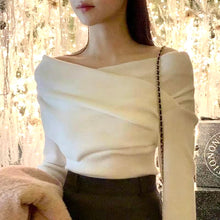 將圖片載入圖庫檢視器 Winter Cross Shoulder Top
