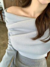 將圖片載入圖庫檢視器 Winter Cross Shoulder Top
