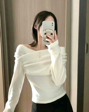 將圖片載入圖庫檢視器 Winter Cross Shoulder Top
