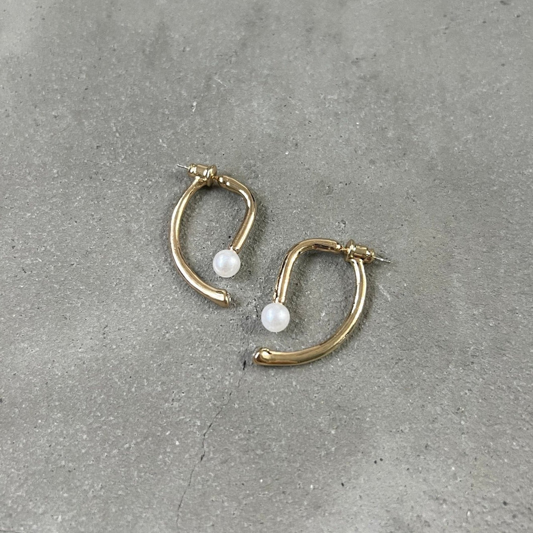 Pearl Curve Earrings