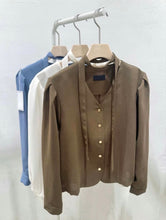 將圖片載入圖庫檢視器 Classic Button Blouse
