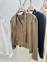 將圖片載入圖庫檢視器 Classic Button Blouse
