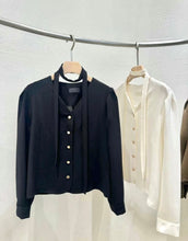 將圖片載入圖庫檢視器 Classic Button Blouse
