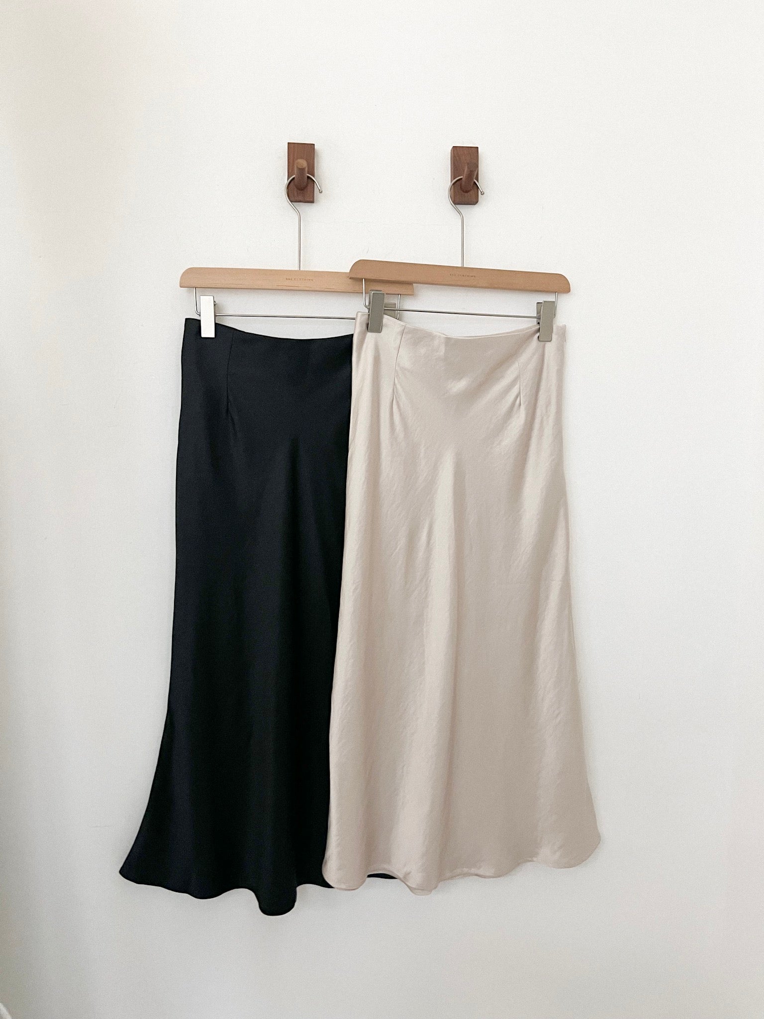 AURALEE SILK BRUSHED TWILL SLIT SKIRT（Satin Midi Skirt） 