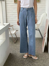 Load image into Gallery viewer, Basic Jeans
