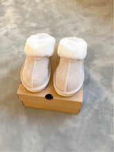Load image into Gallery viewer, Momo Slippers
