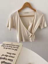 將圖片載入圖庫檢視器 V-neck Wrap Top
